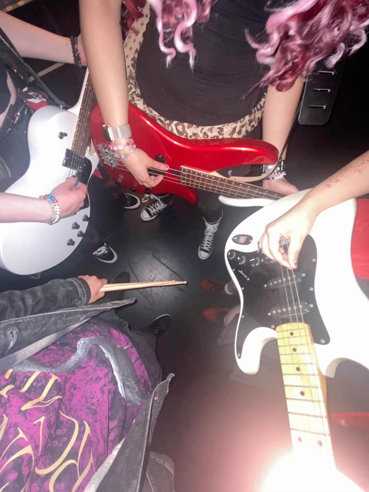 乐队成员和他们的乐器