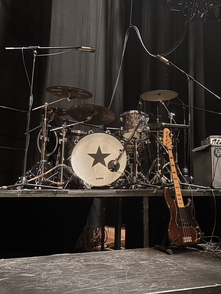 舞台上的架子鼓和贝斯